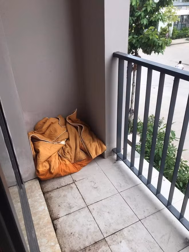 Chưa dừng lại ở đó, những thanh niên này còn lấy chăn trên giường cuộn thành một đống vứt ra ngoài ban công.