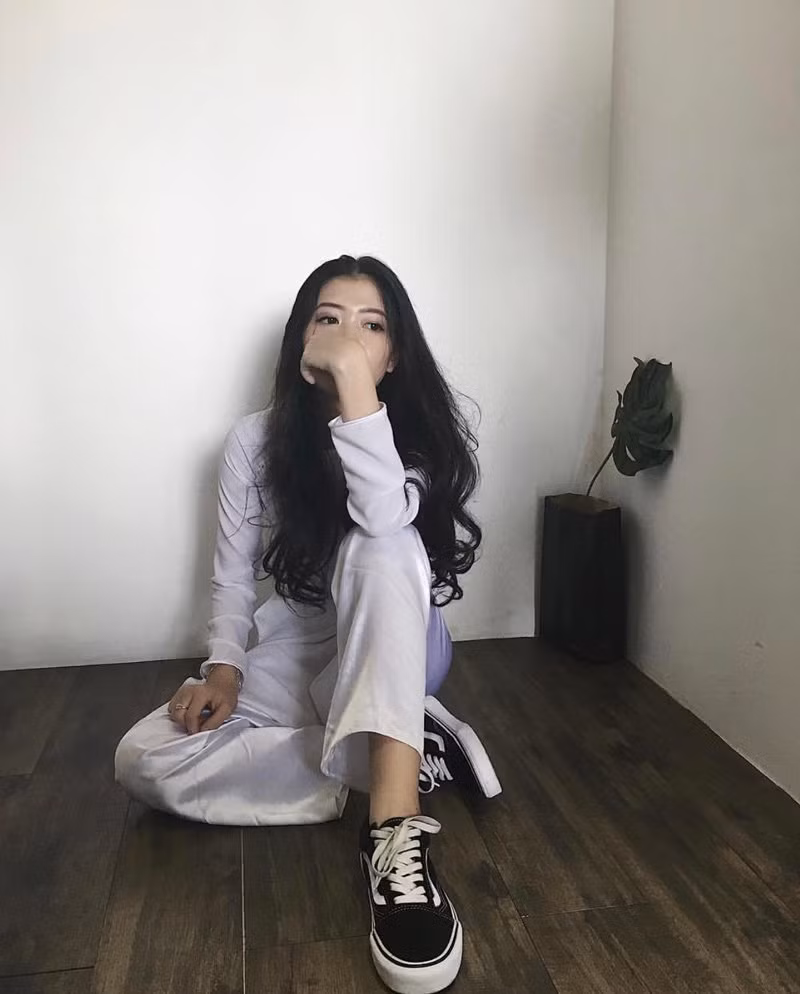 Ngoài ra, Trà Giang cũng thường "nhấn nhá" cho bộ áo dài truyền thống với đôi giày sneaker năng động. Tưởng không liên quan nhưng 2 món đồ này được cô nàng mix lên xinh xắn.