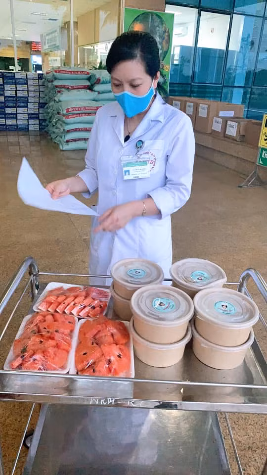 "Ý tưởng mình bột phát nghĩ ra thôi, không hề có kế hoạch từ trước. Hôm qua là lần đầu tiên mình nấu, 5h sáng ra chợ đầu mối mua 100kg tôm, chuối, ốc, đậu, đêm trước đó đã nhờ bạn bè mỗi người cắm giúp 1 nồi cơm, sau đó mình tự chế biến rồi có thêm vài người phụ gói đồ, xong xuôi mình tự lái xe chở đến bệnh viện" - Chị Thủy cho biết.
