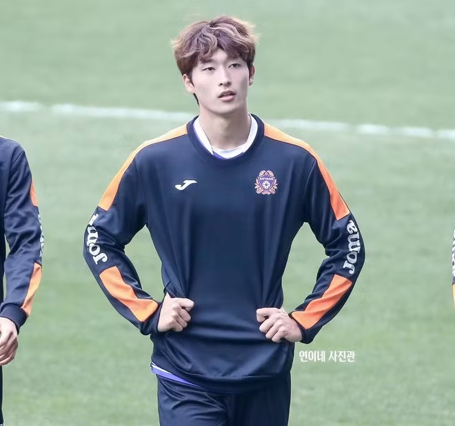 Hiện tại, "hot boy sân cỏ" đang khoác áo CLB Anyang (Hàn Quốc). Tại K League 2 mùa giải 2019, anh chàng ra sân 33 trận và đã ghi tổng cộng 14 bàn thắng. Hiện đang có một số thông tin cho rằng, Kyu-seong sẽ chia tay Anyang để tới Jeonbuk FC trong mùa giải sau.