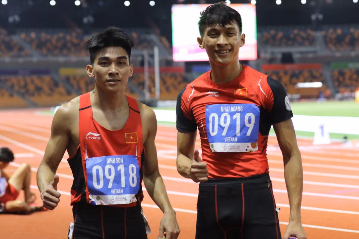 Cụ thể, khi được ban tổ chức SEA Games giới thiệu đến tên, Nhật Hoàng đã múa quạt để chào sân và khán giả rồi vòng tay tạo thành hình trái tim vô cùng nhắng nhít và dễ thương.