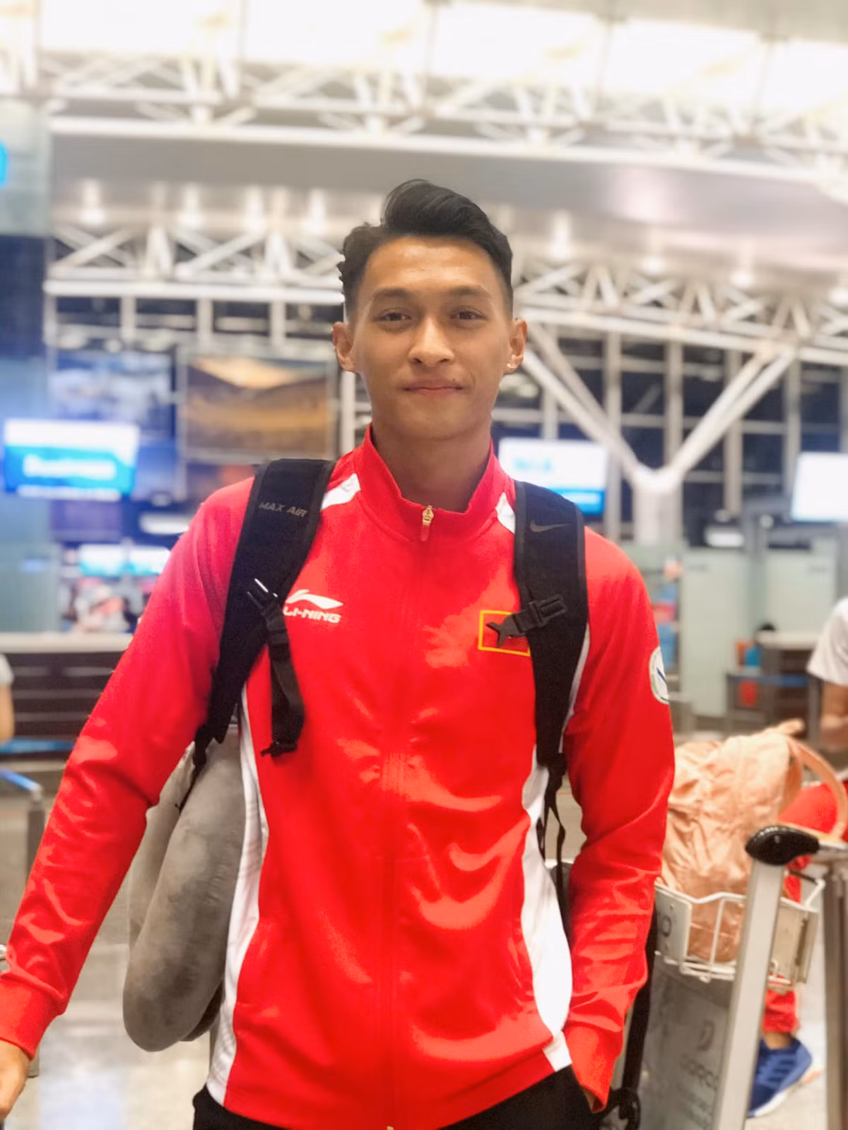 Nhật Hoàng và VĐV điền kinh vô cùng điển trai và vui tính. Anh chàng thường xuyên đăng tải những hình ảnh hài hước của bản thân lên mạng xã hội mà không hề sợ bị mất hình tượng.