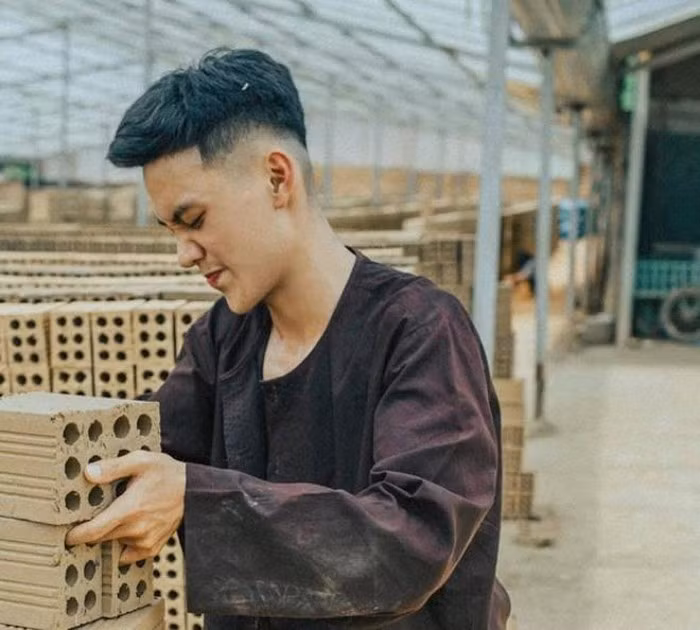Đại diện lớp cho biết chi phí đầu tư cho bộ ảnh của lớp tổng cộng hơn 20 triệu đồng. Các thành viên rất bất ngờ khi bộ ảnh này nhận được nhiều lời khen từ cộng đồng mạng.