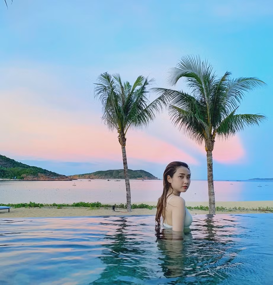 Bên cạnh đó, Thanh Mèo cập nhật trang cá nhân với những bức ảnh "khoe" chuyến du lịch sang chảnh, tận hưởng cuộc sống. 