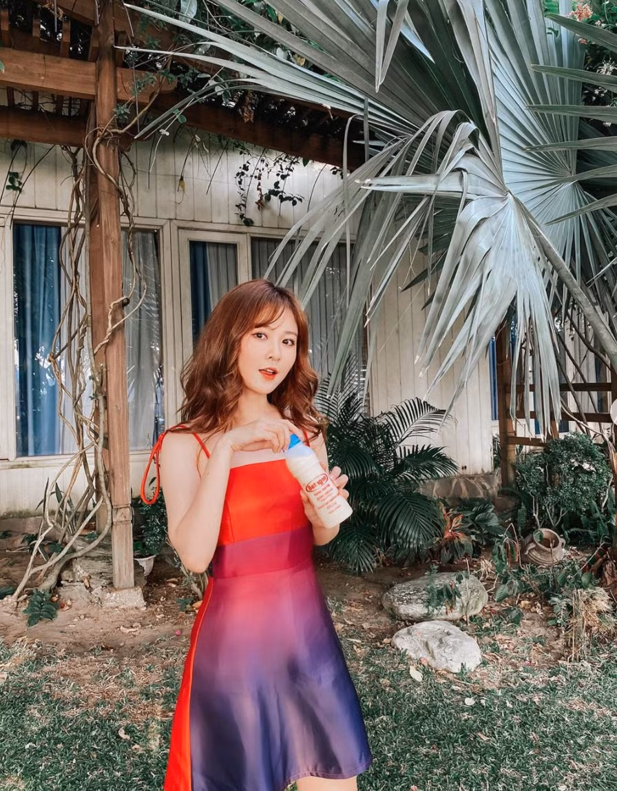  Ribi Sachi tên thật là Nguyễn Thị Thủy, cô sinh ngày 3/6/1990 tại Gia Lai. Sở hữu nhan sắc xinh đẹp, trẻ trung, cô nàng đang thành công với sự nghiệp diễn viên, mẫu ảnh đắt show tại TP HCM. Tên tuổi của cô nàng được biết đến nhiều hơn từ khi tham gia FAPtv.