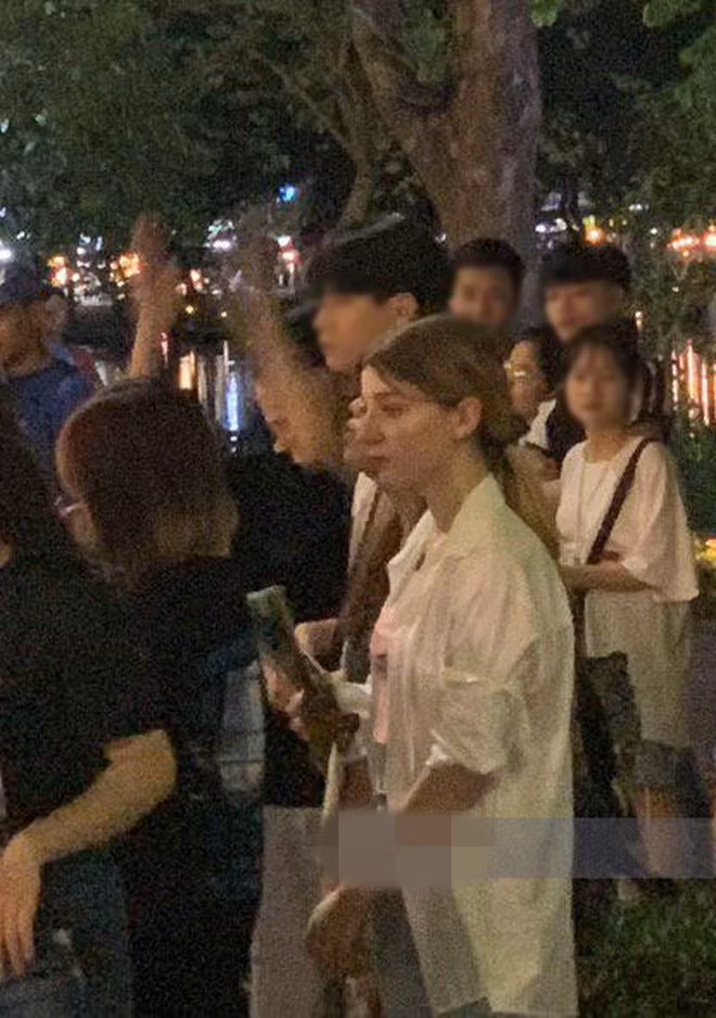  Hot girl bỗng chốc trở thành tầm ngắm của các nhiếp ảnh gia qua đường và những hình ảnh này được lan truyền khắp nơi trên mạng xã hội. (Ảnh: Báo Tổ Quốc)