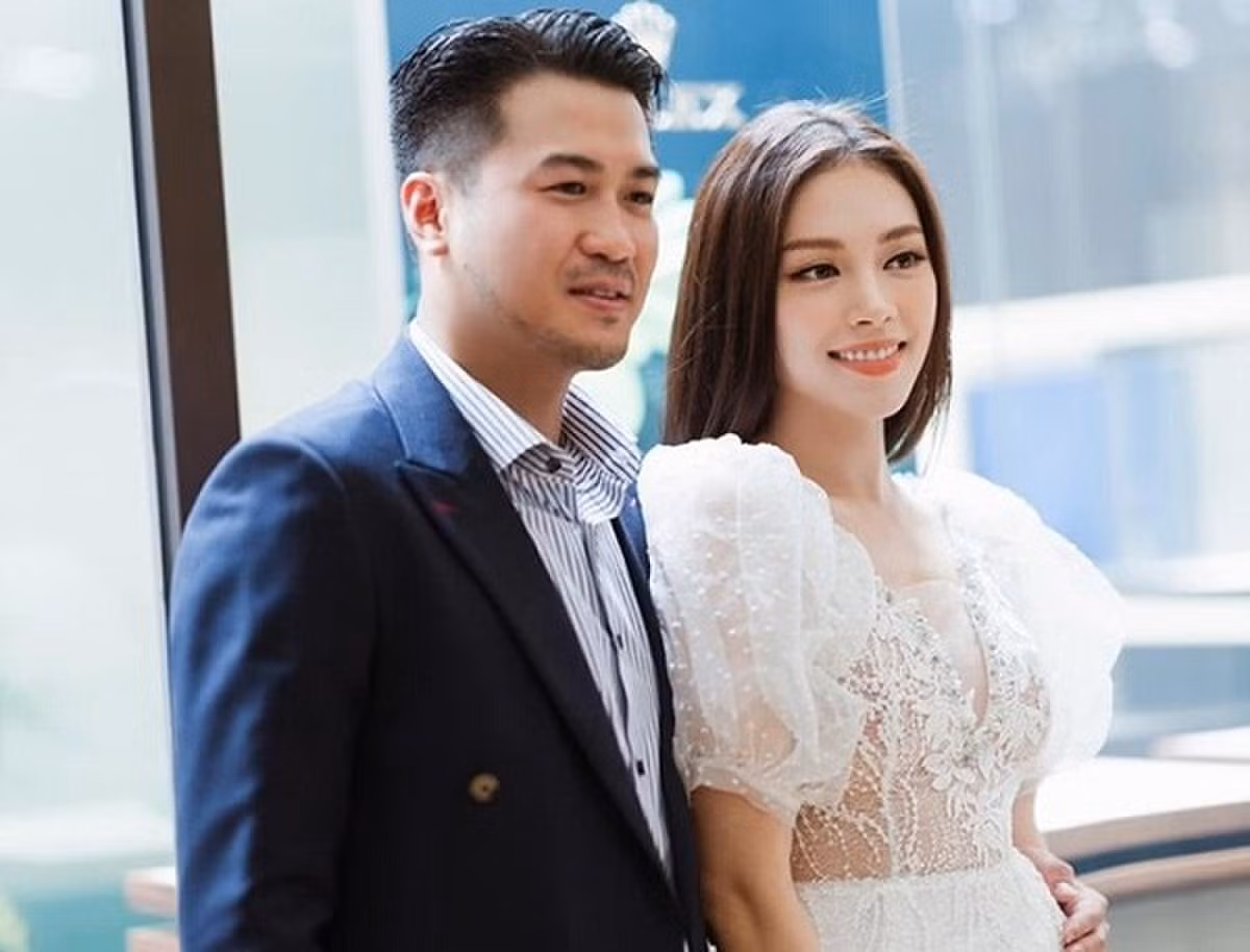 Từng hẹn hò với nhiều người đẹp đình đám như Huyền My, Tú Anh,... thế nhưng Linh Rin là người đầu tiên mà anh trai rich kid Tiên Nguyễn công khai.
