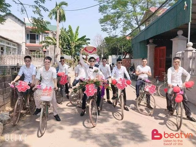 Theo đó, chú rể và dàn phù rể đều được trang bị mỗi người một chiếc xe đạp huyền thoại có gắn chữ hỉ và bóng bay. Mặc dù đạp xe "ghẻ" nhưng ai nấy đều mặc sơ mi trắng tinh, đeo kính đen cực ngầu như tài tử Hong Kong những năm 90.