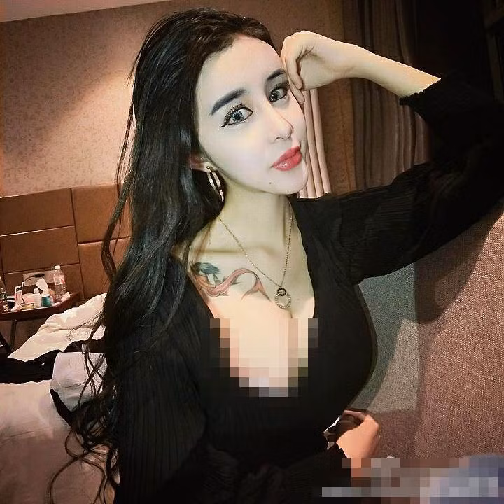 Còn có cả những bình luận mắng nhiếc lối sống buông thả của cô gái trẻ đồng thời so sánh cô rất giống yêu tinh mặt rắn.