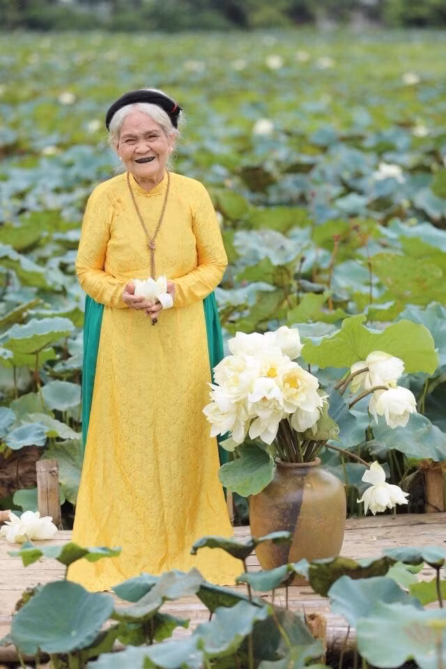 Cu ba 90 tuoi nhuom rang den chup anh sen cuoi toa nang ai nhin cung 