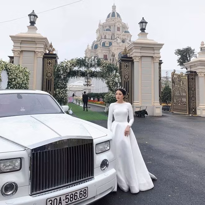 Đầu năm 2019, đám cưới của cô dâu Thu Hương (sinh năm 2000) và chú rể Năng Tĩnh (sinh năm 1993) được tổ chức tại toà lâu đài 7 tầng, nằm trong khuôn viên rộng 3 ha ở Nam Định. Thời điểm đó, hình ảnh Thu Hương đeo vàng kín cổ, chụp ảnh check-in với siêu xe Rolls-Royce bên tòa lâu đài được chia sẻ khắp mạng xã hội. Nhiều người cho rằng Thu Hương là "rich kid chính hiệu" nhưng sống kín tiếng nên tới khi tổ chức đám cưới bạc tỷ, cô mới được nhiều người quan tâm.