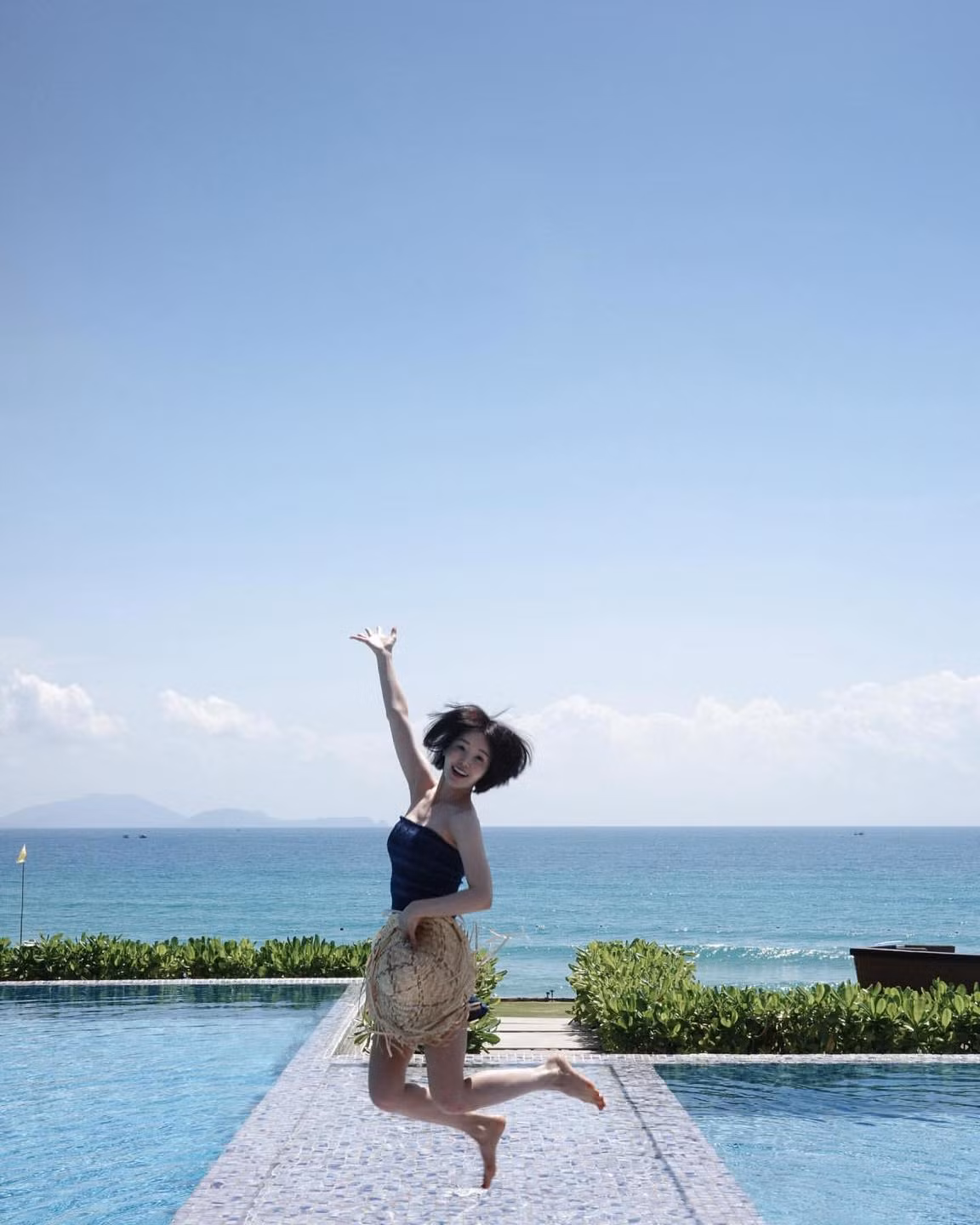 Cô nàng hào hứng tạo dáng, chụp ảnh hòa mình cùng thiên nhiên.