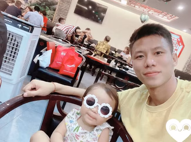 Ba xin lỗi nhưng sinh nhật phải úp bánh mới gọi là đầy ý nghĩa. Cảm ơn những lời chúc yêu thương và những món quà tuyệt vời của mọi người đã gửi tặng Sunny. Gia đình Sunny cảm ơn mọi người nhiều lắm ạ'.
