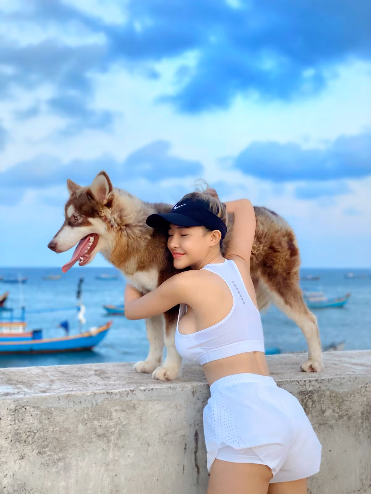Khi biết được thông tin "bắp cần bơ" luôn xưng "chị" trong livestream dù sinh năm 2000, tuổi đời còn rất trẻ, Ngân 98 cũng không giấu nổi bức xúc, thẳng thừng lên tiếng "phê bình" đàn em.