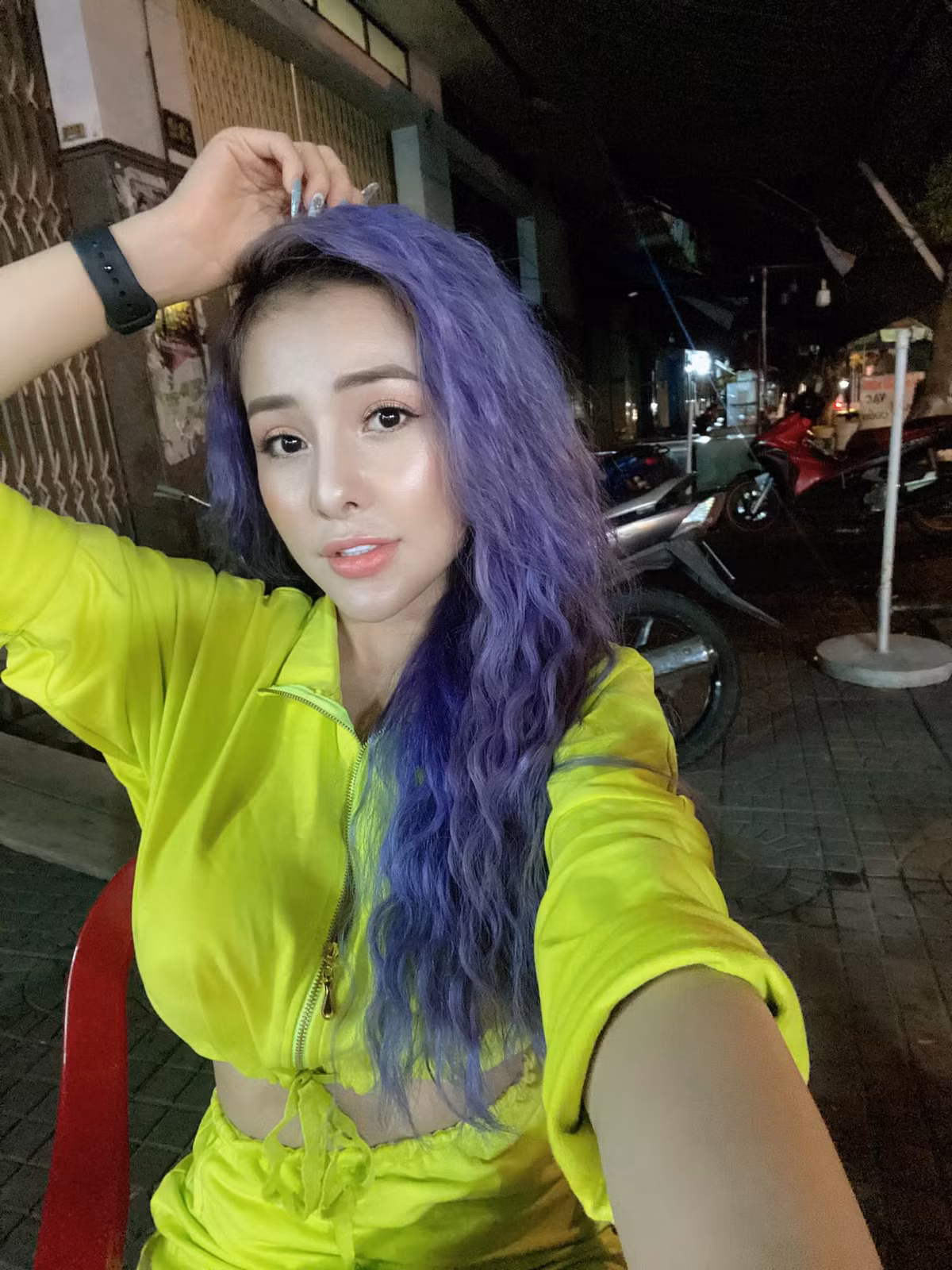 "Tát trẹo quai hàm nó, nha mọi người" - Ngân 98 thẳng thắn.