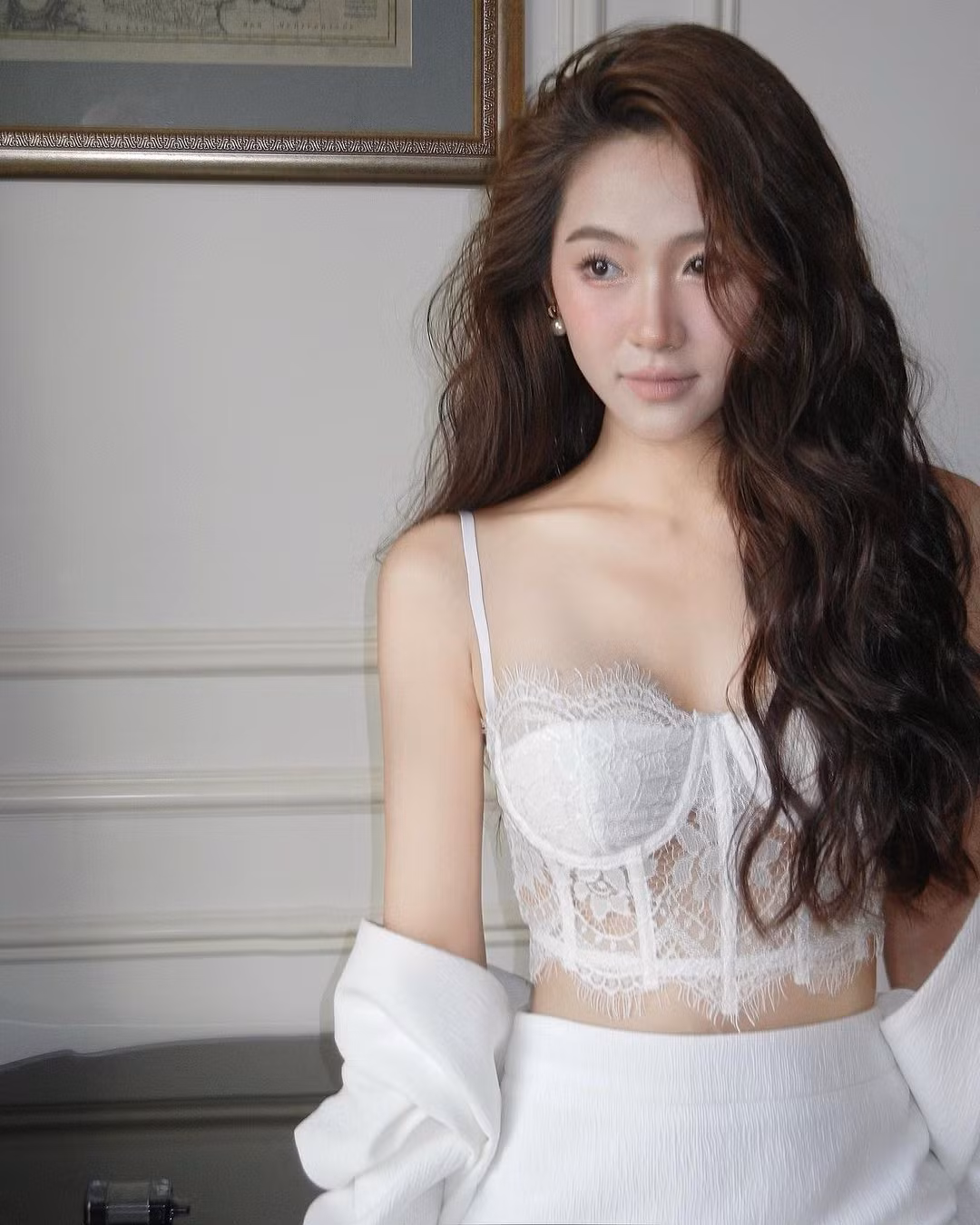 Dù chỉ cao 1m60, cô nàng vẫn là 1 mẫu lookbook được nhiều nhãn hàng để ý.
