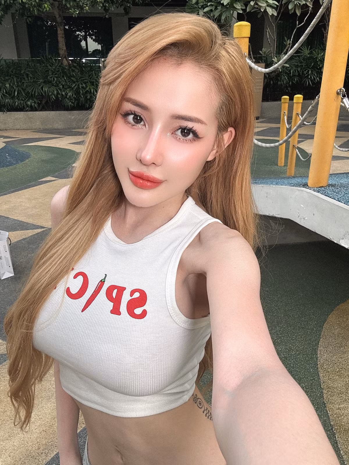 Ngoài đời thường hay đi diễn, cô nàng cũng thường lựa chọn những trang phục khoe trọn đường cong cơ thể.