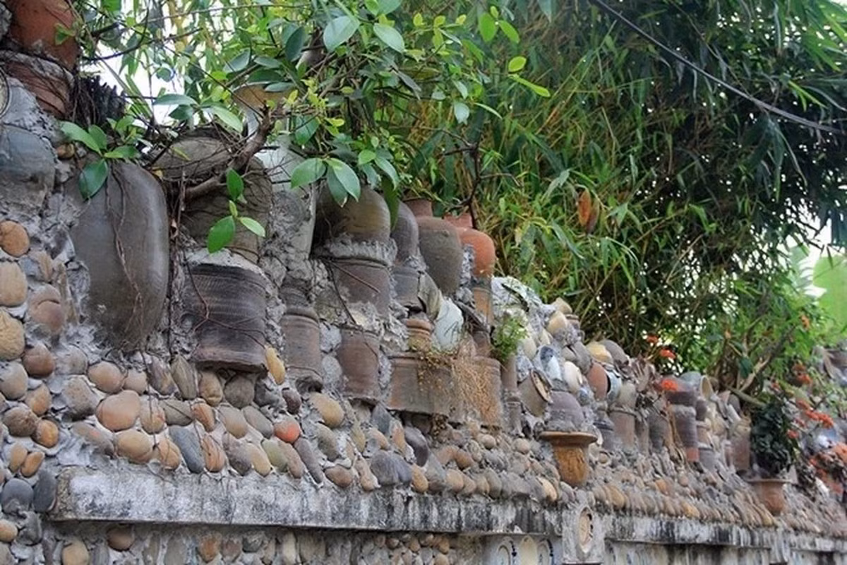 Hiện ngôi nhà nhận được rất nhiều sự chú ý bởi ai cũng tò mò xem căn nhà này trông như thế nào. Có người là khách du lịch từ những nơi xa đến chỉ để mục sở thị căn nhà đặc biệt này. (Ảnh: Infonet)