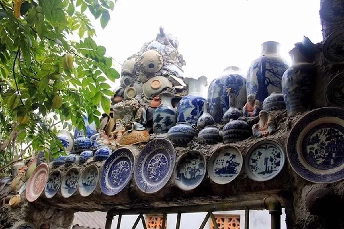 Nghe ở đâu có món đồ cổ là ông về bàn với vợ bán gà, bán vịt lấy tiền đi mua cho bằng được, đặc biệt là đĩa cổ và chén bát cổ.