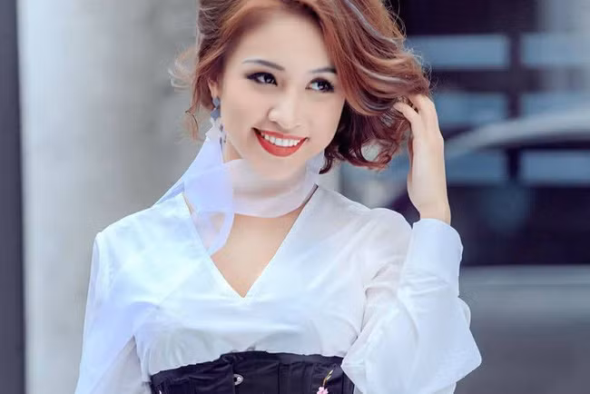 Sau đổ vỡ hôn nhân, hiện tại Vân Hugo hạnh phúc bên con trai và tình mới, người thông cảm cho hoàn cảnh của cô.