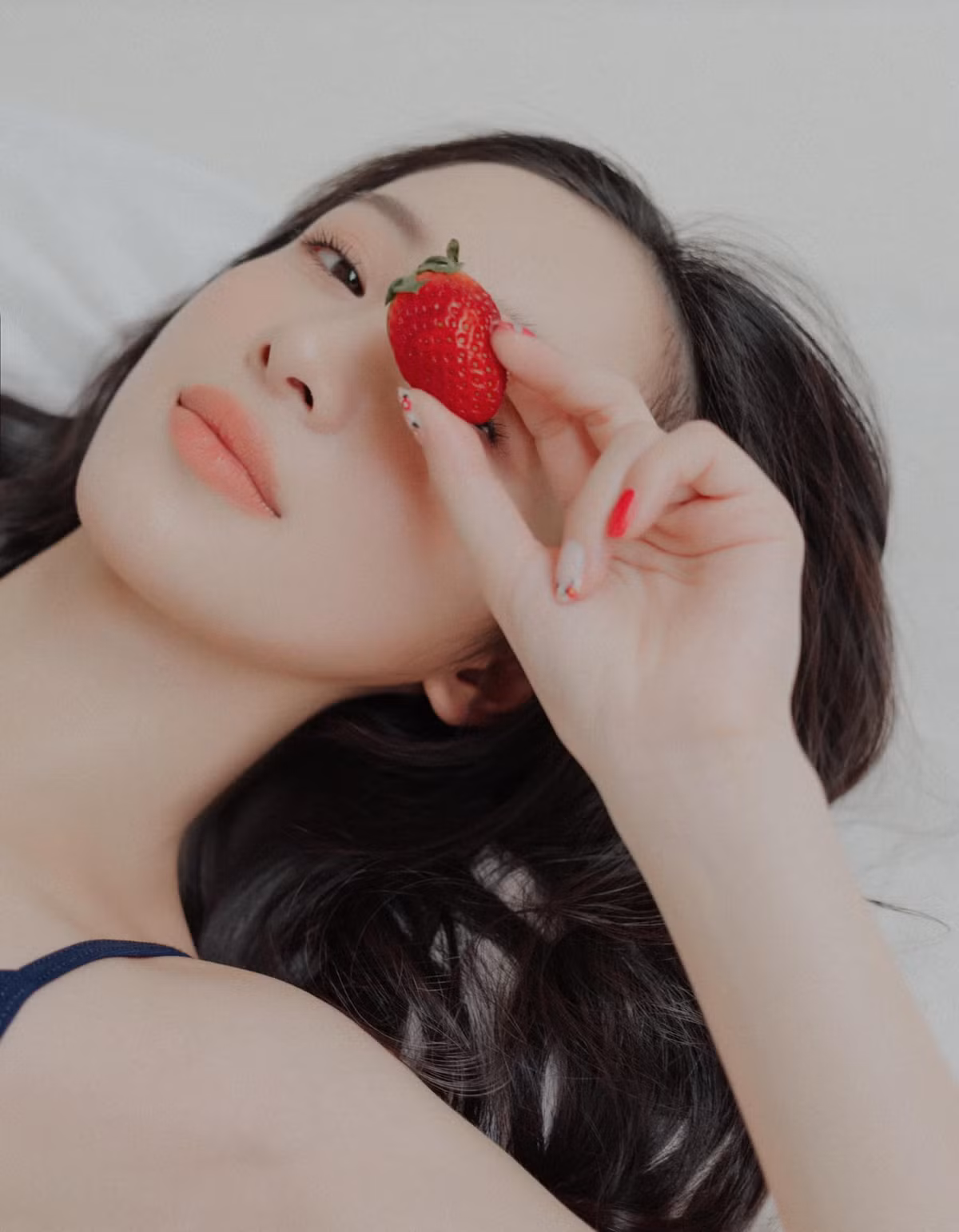 Vẻ đẹp của cô nàng được rất nhiều báo Thái Lan và Châu Á khen ngợi. Từng có thời gian, Jun Vũ hoạt động nghệ thuật song song ở cả Thái và Việt Nam.