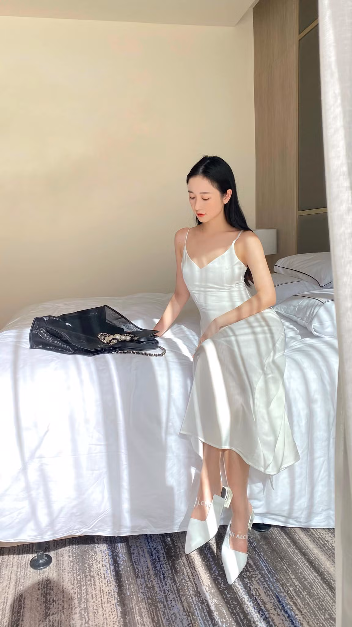 Thế nhưng nhiều lần, người đẹp bị chê diễn xuất cứng, một màu.