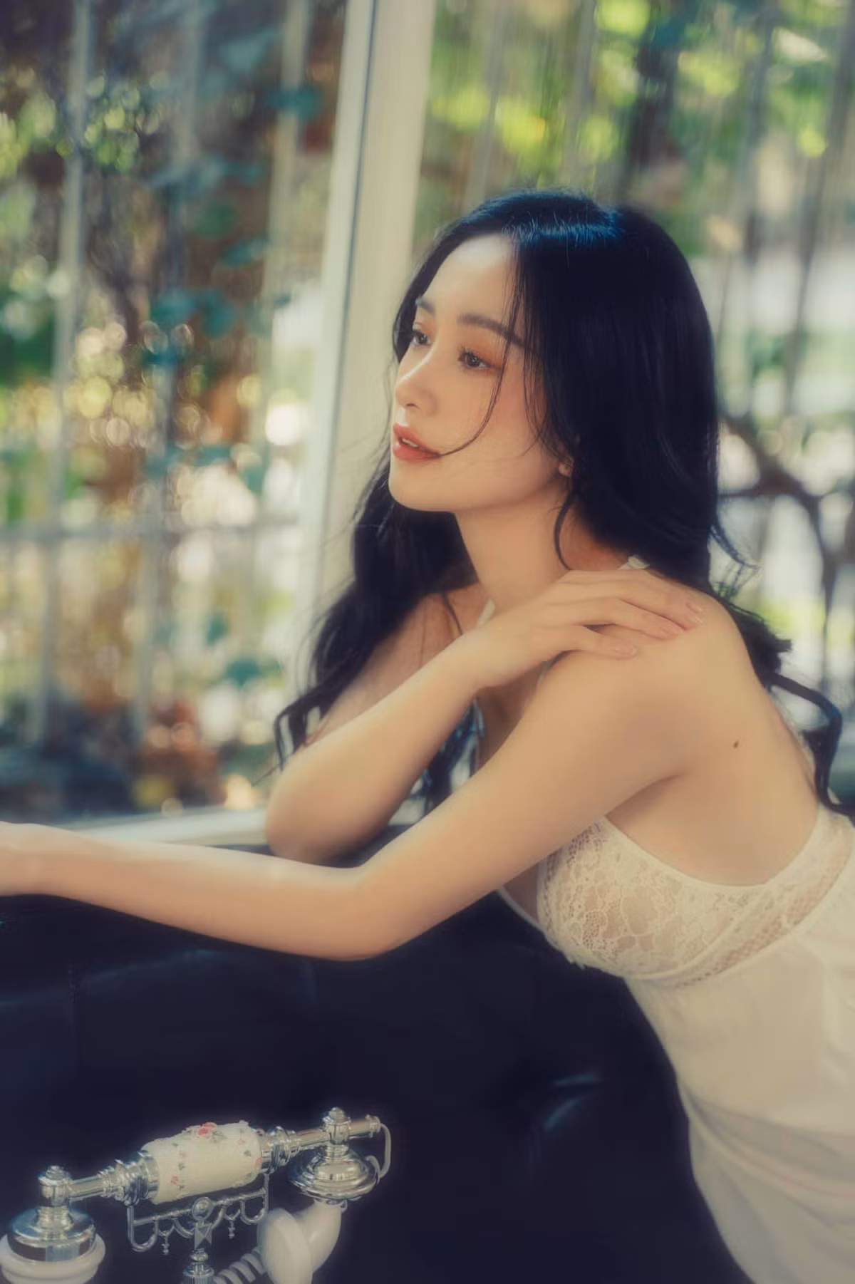 Làn da trắng mướt nuột nà cùng khuôn mặt như thiên thần của hot girl đốn tim người hâm mộ.