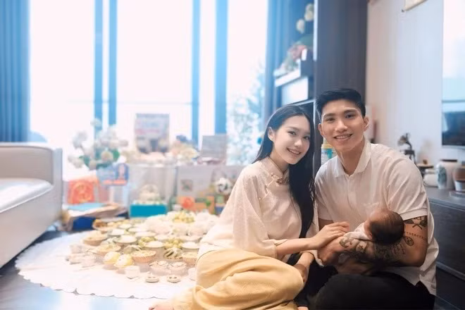 Dù đã sinh con từ tháng 5 nhưng vừa rồi thì Đoàn Văn Hậu mới công khai ảnh đầy tháng của quý tử.