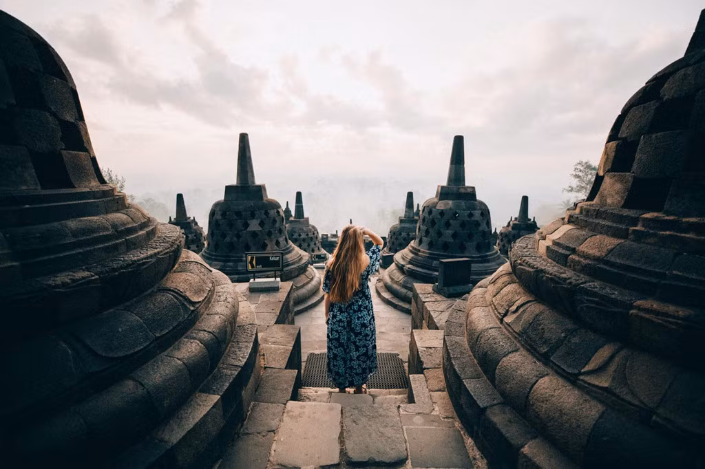 Nổi tiếng với những chiếc chuông bằng đá và tượng Phật chạm khắc nhìn thẳng ra thung lũng, thật khó tin rằng ngôi đền có kiến trúc đồ sộ này lại nằm ẩn mình trong nhiều thế kỷ dưới lớp tro núi lửa và rừng rậm. Giờ đây, Borobudur là một địa điểm hành hương phổ biến của các Phật tử, khách du lịch và là niềm tự hào của người Indonesia. Ảnh: Themandagies.