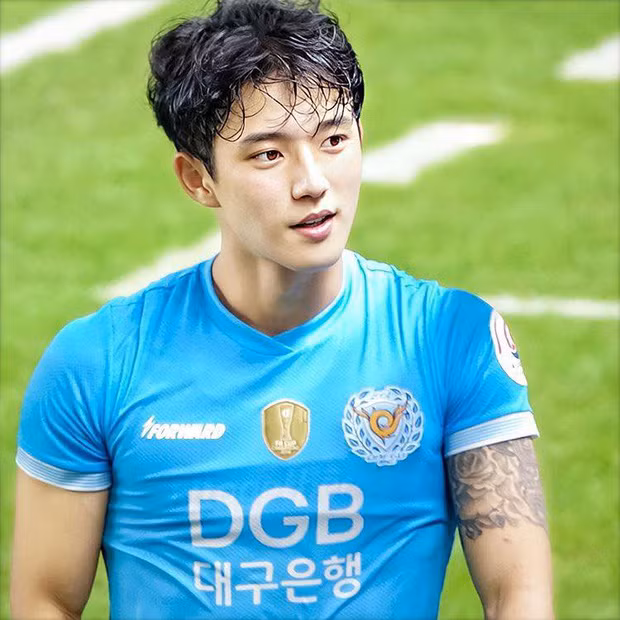 Được biết, "nam thần sân cỏ" này tên là Jeong Seung Won, sinh năm 1997 và hiện đang chơi ở vị trí tiền đạo cho Daegu FC.