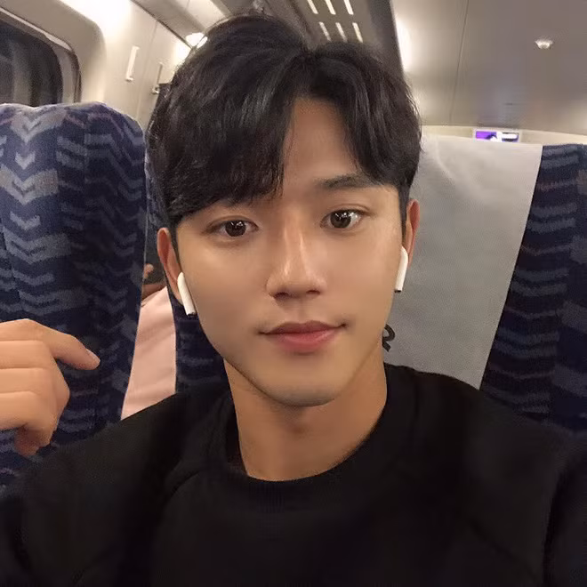 Dù chưa có nhiều thành tích nổi bật trong sự nghiệp nhưng cầu thủ trẻ lại thu hút được vô vàn sự chú ý bởi vẻ ngoài điển trai.