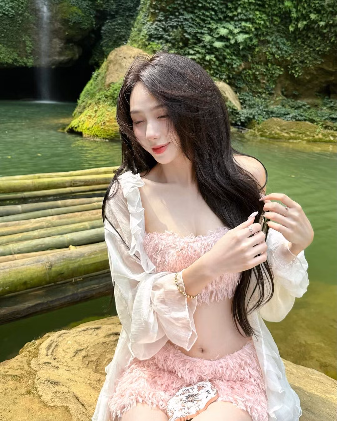 Người đẹp Hải Phòng sở hữu kênh TikTok _iamhuonggggg với gần 2 triệu follower và hơn 45M lượt yêu thích.