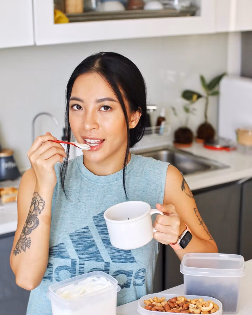 Hana Giang Anh được nhận xét là sở hữu giọng khàn ấm dễ nghe, cách dẫn dắt vấn đề thẳng thắn, dễ hiểu không vòng vo. Cô nàng luôn biết cách làm mới bản thân mình, tránh gây nhàm chán cho người xem.