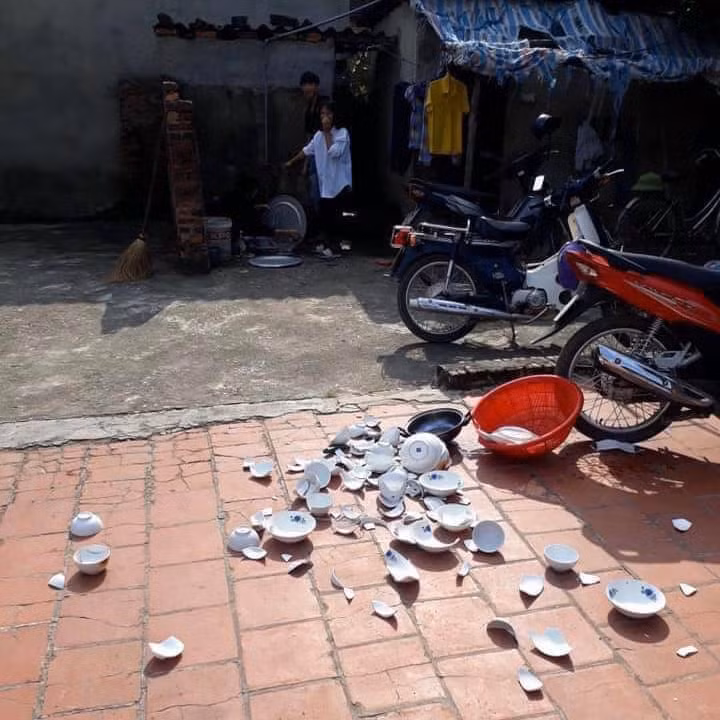 Là lần đầu ra mắt nhà người yêu nhưng cô gái đã làm vỡ cả rổ bát thế kia chắc chắn đã gây ấn tượng cực mạnh với nhà chồng tương lai. "Thông minh lắm, lần sau đến đỡ phải làm gì, à quên, làm gì có lần sau" - Người dùng tên A.T hài hước bình luận.