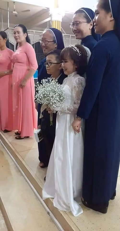 Năm Nguyễn Văn Hùng (quê ở Nam Đàn, Nghệ An) 7 tuổi, cha mẹ thấy con trai thấp bé hơn người bình thường nên cho đi khám thì phát hiện căn bệnh lùn tuyến yên do thiếu hoóc môn tăng trưởng. Không thể chữa trị nên gia đình đành chấp nhận anh mãi mãi dừng lại ở chiều cao 1m17 và gương mặt trẻ thơ.