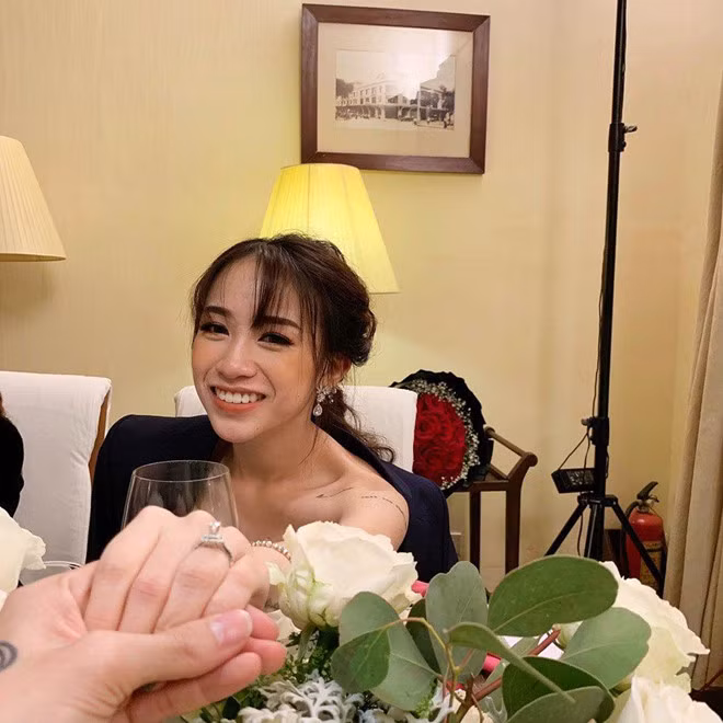 CĐM không khỏi trầm trồ trước hành động "chơi lớn" này của đại gia Minh Nhựa. "Mới chụp ảnh cưới đã thế này, sau cưới thì định làm khủng thế nào nữa nhỉ?", tài khoản L.M bình luận.