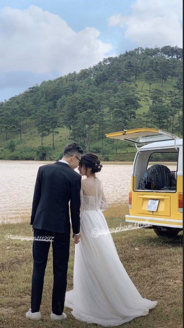 Không chỉ vậy, trên story cá nhân, cặp đôi Joyce Phạm - Tâm Nguyễn liên tục chia sẻ ảnh hậu trường buổi chụp ảnh với chú thích "đi chụp cưới" hay "cô dâu, chú rể".