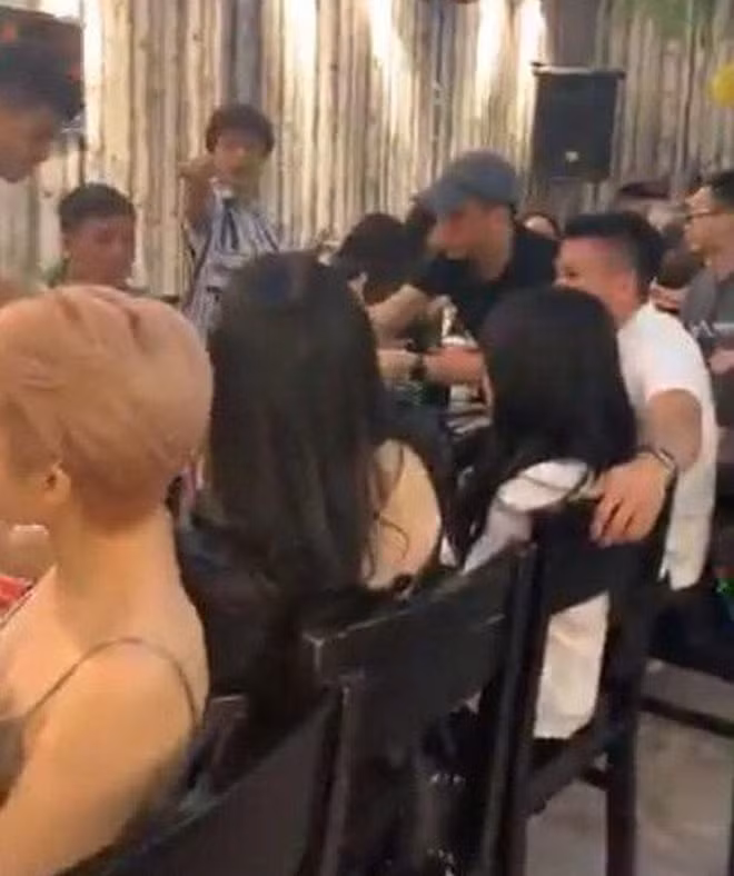 Thế nhưng, trong một bữa tiệc sinh nhật của bạn bè, Nguyễn Quang Hải và Thanh Thuỷ - "hot girl 1m52" bất ngờ lộ hình ảnh ngồi sát cạnh nhau. Chàng cầu thủ tuyển Việt Nam còn tình tứ vòng tay ra sau lưng bạn gái tin đồn.