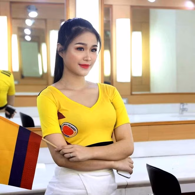 Hot girl Linh Trang sinh năm 1999 tại Ninh Bình. Cô nàng đang theo học tại trường Đại học Sân khấu Điện ảnh.