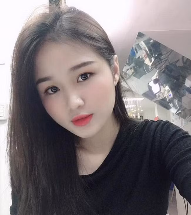 Trên trang Instagram cá nhân, hot girl quê Ninh Bình thường xuyên úp mở về mối quan hệ với tiền vệ Hoàng Đức. Mặc dù cả hai đều chưa chính thức lên tiếng nhưng người hâm mộ đã chắc mười mươi về việc cặp đôi này đang hẹn hò.