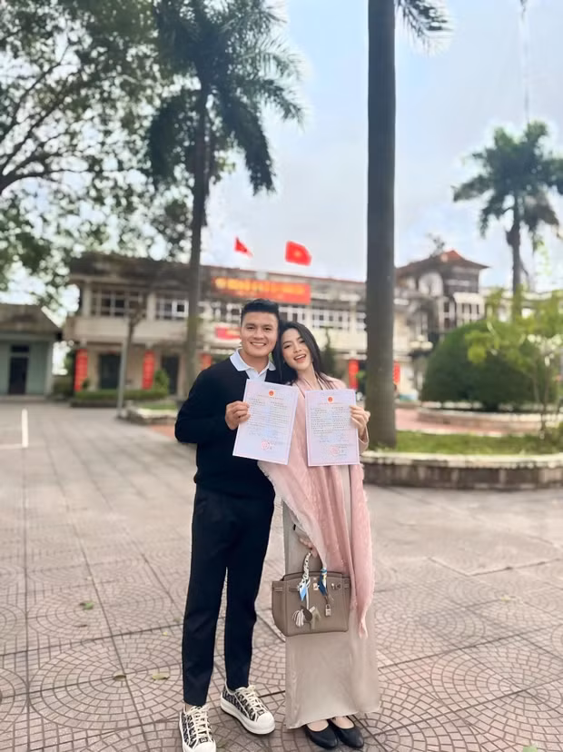 7/2 vừa rồi, thông tin tiền vệ Nguyễn Quang Hải đã đăng kí kết hôn cùng nàng WAG Chu Thanh Huyền khiến nhiều fan hâm mộ của anh chàng đều bất ngờ. Trên trang cá nhân của mình, nàng hot girl đã chia sẻ giây phút "định mệnh" khi cả 2 ký tên vào bản khế ước cuộc đời