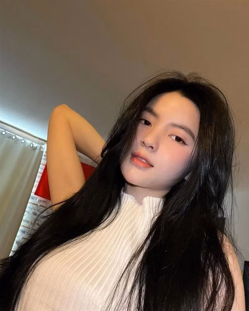 Huyền Ranchu là một cô nàng hot girl sinh năm 2000, "vợ sắp cưới" của Quang Hải có nhan sắc xinh đẹp, cô cũng là chủ 1 shop mỹ phẩm online.