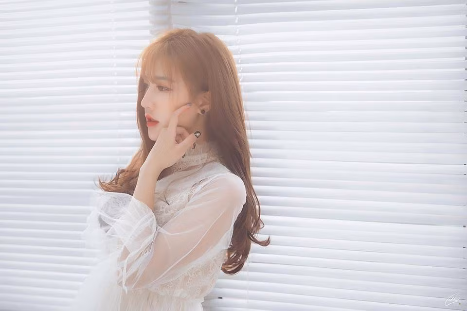 Dưới bức ảnh, những người quen của cô nàng đều nhận ra đây là hình chụp từ lâu. Cô nàng cũng vui vẻ trả lời bản thân chỉ đang "ăn mày quá khứ".