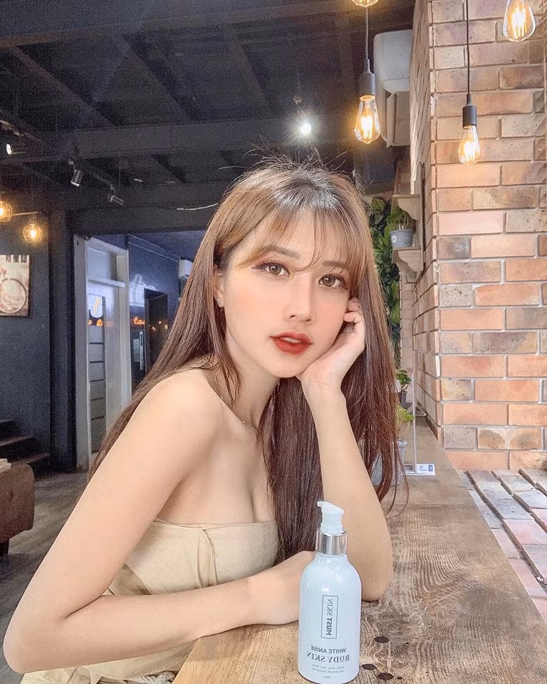 Linh Hương nói thêm, dù không có mặt trực tiếp để theo dõi, cô vẫn cùng bạn bè xem qua truyền hình.
