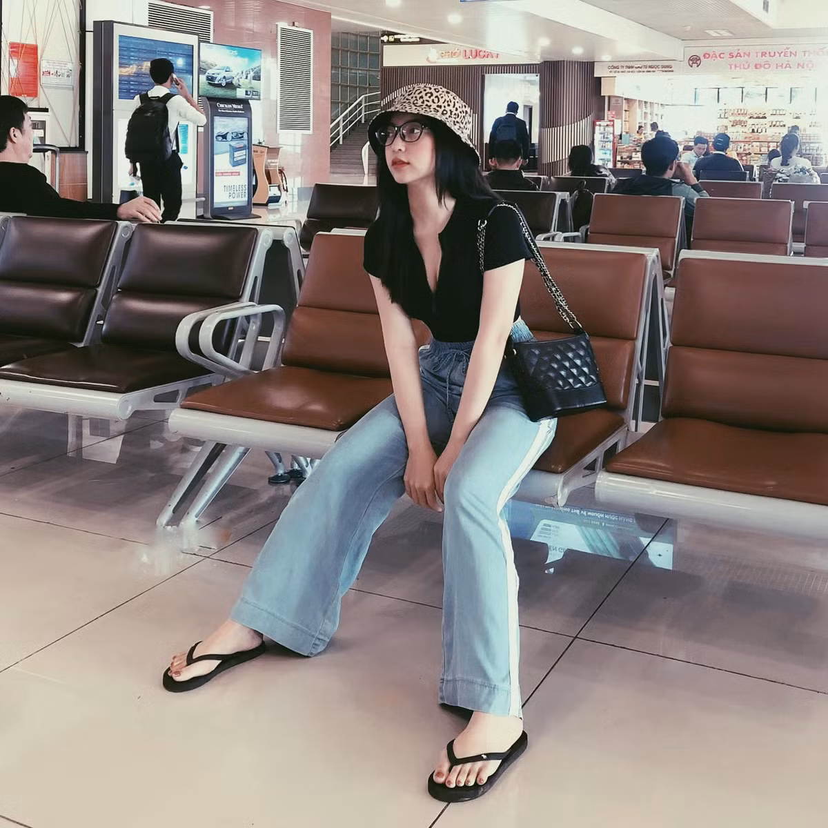 Sau khi tham gia một số chương trình âm nhạc nhưng không gặt hái được thành công lớn, Nhật Lê dành thời gian tập trung vào việc học. Hiện tại cô nàng đang là sinh viên khoa Thanh nhạc của trường ĐH Thăng Long, Hà Nội.