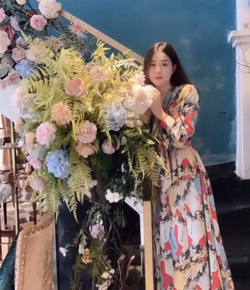 Cô nàng sở hữu vẻ ngoài xinh xắn với gương mặt thanh tú, dịu dàng.