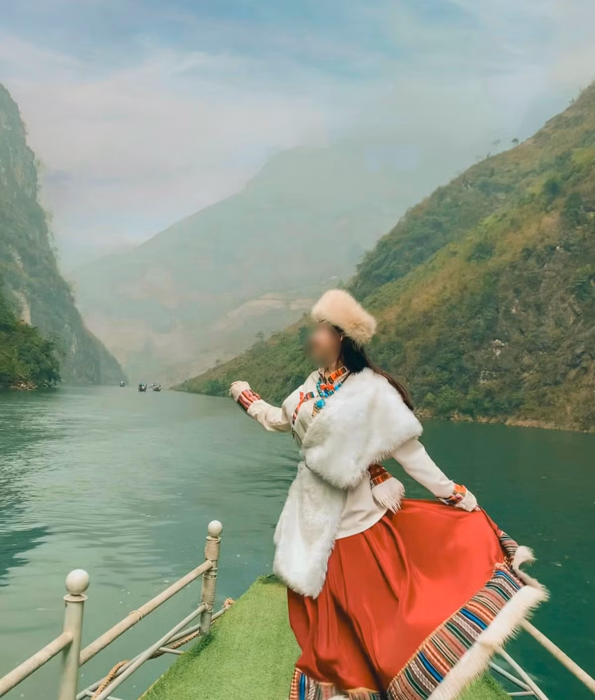 Nhiều người dân địa phương, tiểu thương nhập trang phục nước ngoài về kinh doanh, đơn thuần nghĩ để 'câu khách', tăng giá trị vật chất.