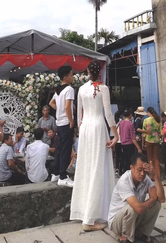 Ngay lập tức, loạt ảnh về cặp đôi chênh lệch chiều cao đã nhận về hơn 10 nghìn lượt like cùng hàng trăm chia sẻ, bình luận. Ngoài gửi lời chúc phúc, không ít cư dân mạng tò mò về tính chân thực phía sau những bức ảnh.