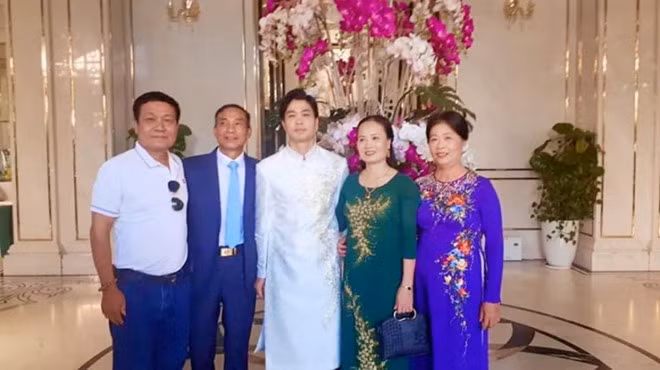 Đặc biệt, hình ảnh của anh chàng tiền đạo Công Phượng trong lễ cưới khác hoàn toàn so với những gì lầy lội, hài hước của anh trong mắt người hâm mộ trước kia.