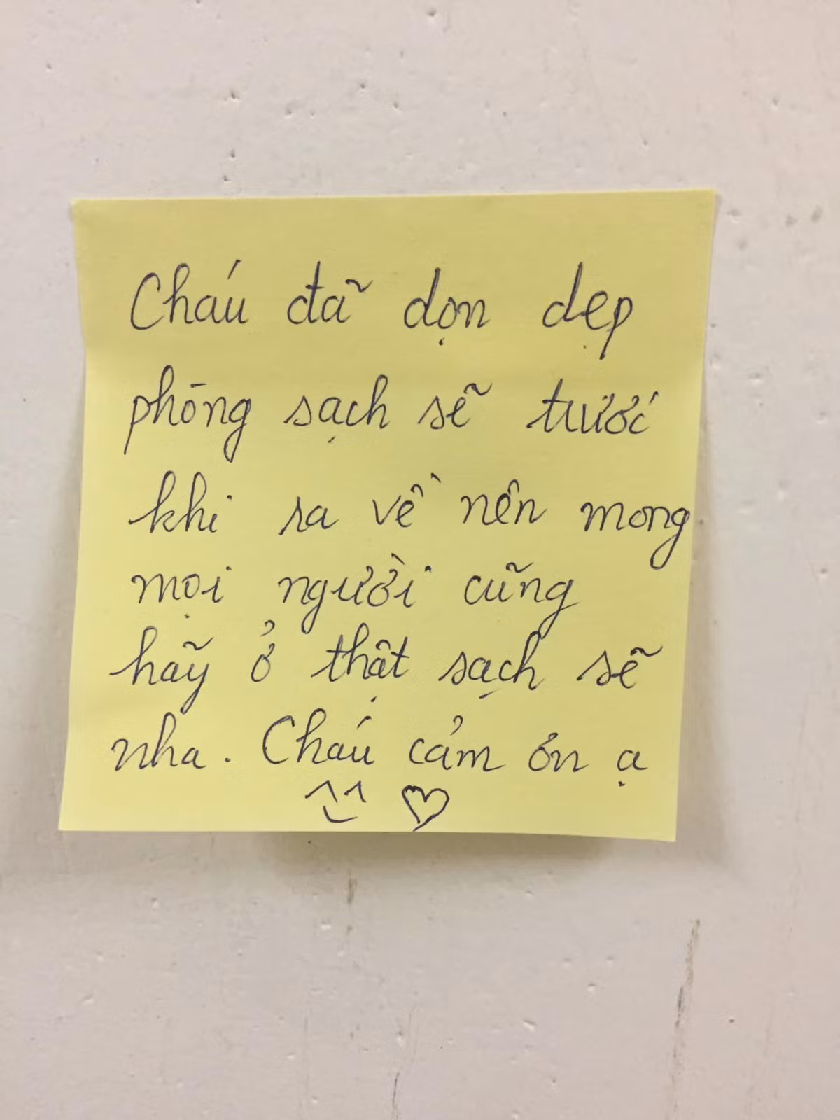 Mới đây, trên mạng xã hội xuất hiện bài chia sẻ về những mẩu giấy nhỏ xinh ghi những lời nhắn gửi của sinh viên sống trong ký túc xá để nhắc nhở, hướng dẫn người vào cách ly Covid-19 sử dụng phòng thu hút sự quan tâm của cộng đồng mạng.